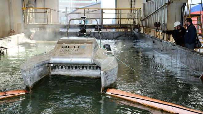 Oljevern: Pisker olje med fjernstyrt katamaran