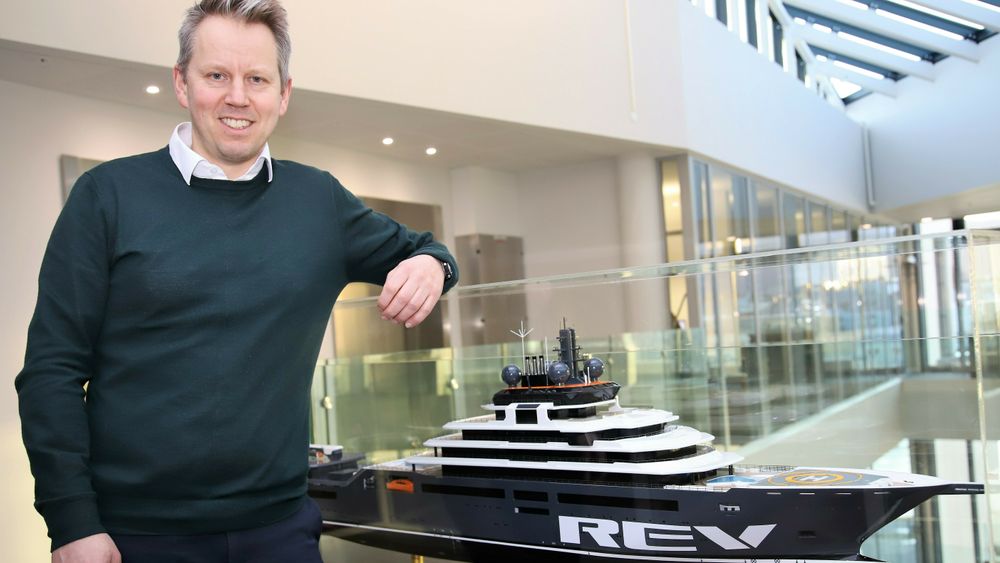 Vard-sjef Erik Haakonsholm med en modell av Kjell Inge Røkkes REV, som bygges ved Vard Brattvaag.