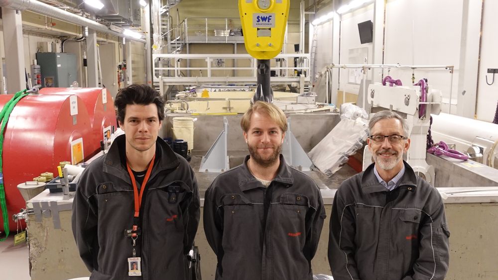 Her i dette lageret, i Studsvik i Sverige, kan norsk atomavfall havne. Laboratoriesjef Niklas Snis, prosjektleder Kyle Johnson og seniorrådgiver Per Lidar (f.v) står klar til å ta i mot.