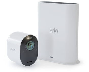 Smarthub-enheten til høyre på bildet er navet i Arlo-løsningen. Du kan koble til flere kameraer og andre enheter fra Arlo.