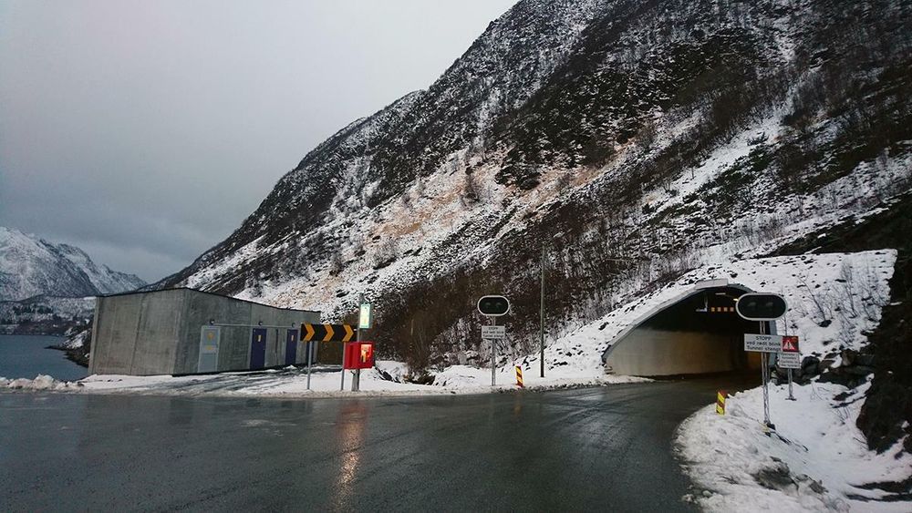 Den 1517 meter lange Sifjordtunnelen er del av fylkesvei 232 på Senja kommune i Troms.