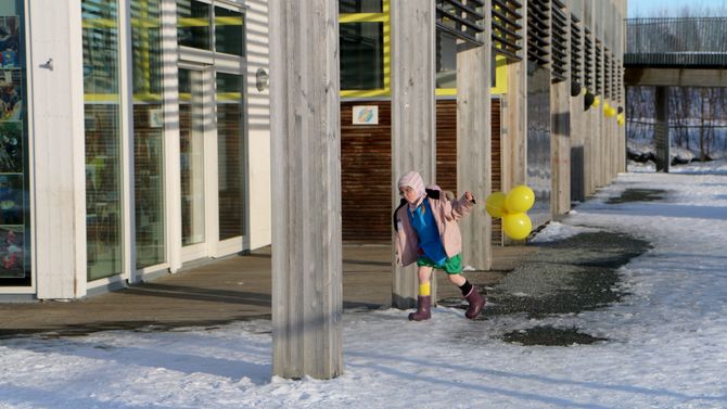 Anna har gått i Gnist Trøa siden hun var gammel nok til å begynne i barnehagen. - Jeg jobber 80 prosent, og har fri en dag i uka. Det hender jeg foreslår at hun heller skal være hjemme sammen med meg. Men da blir hun sin, det er ikke aktuelt, sier mamma.