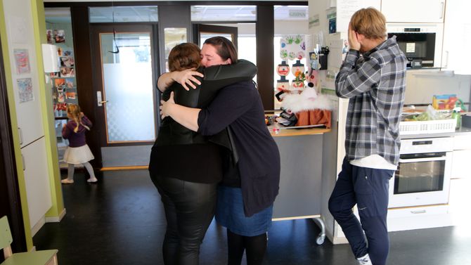 En siste klem. Torild Sletta-Heimdal legger ikke skjul på at hun kommer til å savne Elin-Kristine Skjervø og Vegard (:::)