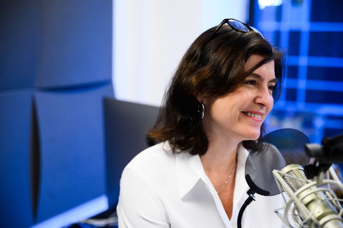 Kjersti Løken Stavrum er administrerende direktør i Schibsted-eier Stiftelsen Tinius, styreleder i Norsk PEN og leder i tillegg Ytringsfrihetskommisjonen. Her under innspilling av Pressepodden av Medier24.