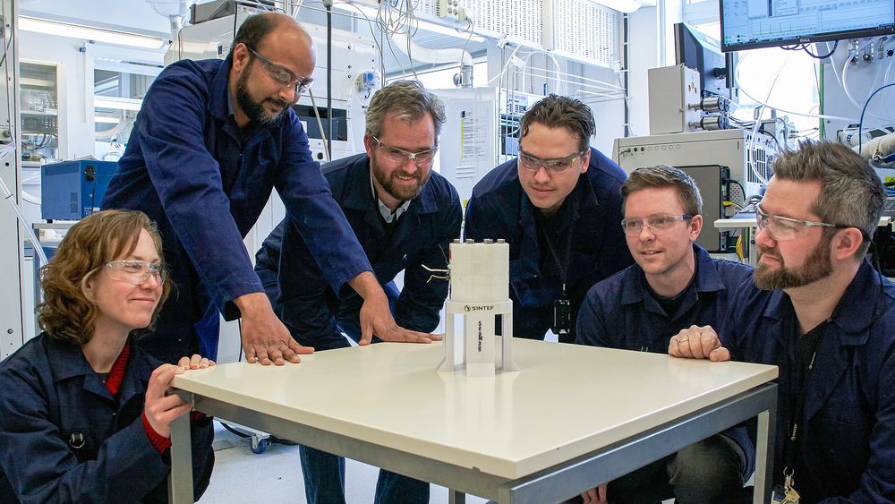 Samling rundt batteriet: Forskerne på Sintef har bygget en prototyp på et nytt batteri som kan få stor betydning for kraftforsyning der det ikke er noen fra før. Som dypt nede på havbunnen.