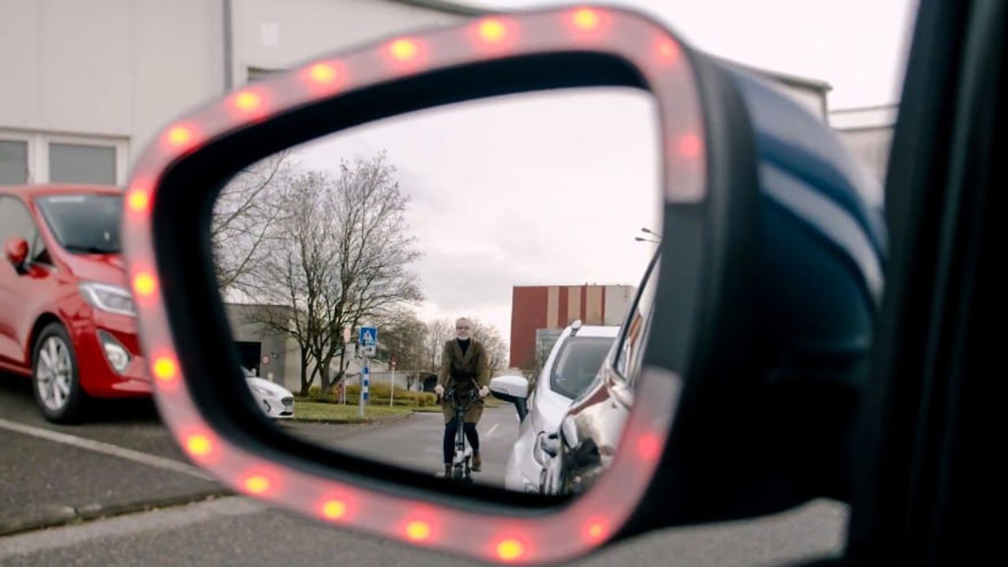 Røde blinkende lys på speilet og en høy alarm skal varsle bilførere og passasjerer om at det er en sykkel innenfor faresonen til bilen.