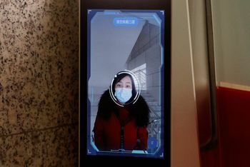 En kvinne får sitt ansikt scannet av systemet, på vei inn på kontoret til Hanwang Technologies.