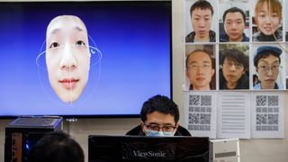 De fleste kinesere bruker nå munnbind utendørs på grunn av koronaviruset (Covid-19). En utvikler i selskapet Hanwang Technology jobber på ansiktsgjenkjenningssystemet som kan identifisere også maskerte mennesker. Bildet er tatt av Reuters 6. mars 2020.