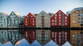 Koronavirus, stengte skoler og hjemme­jobbing gir kraftig økning i nett-trafikken i Norge