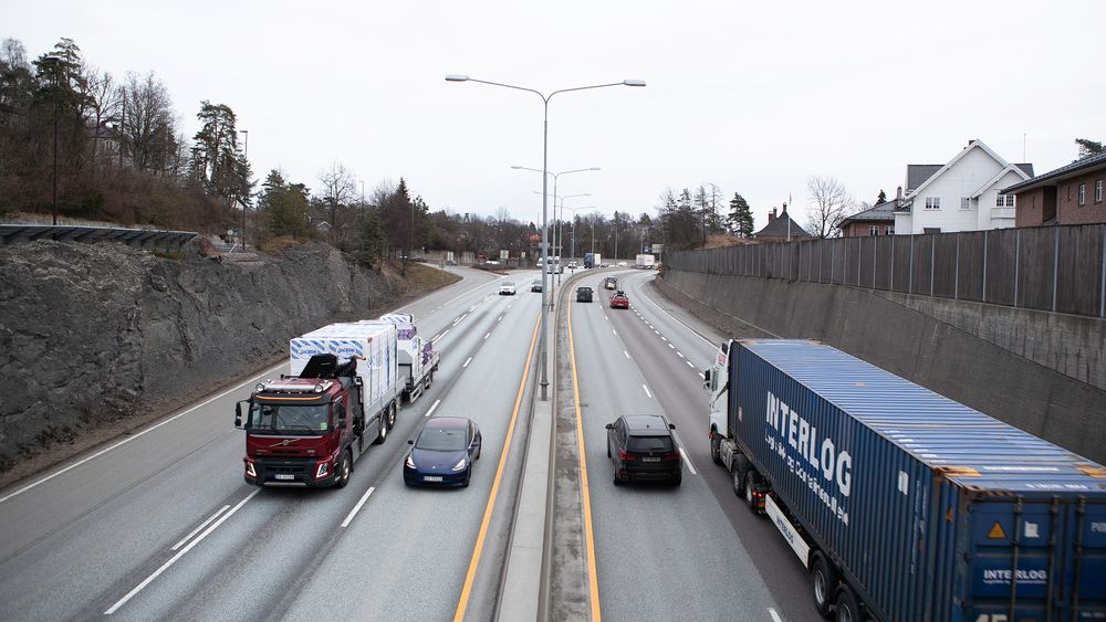 En 30 kilometer lang arbeidsreise med fossilbil i rushtid i en by med over 100.000 innbyggere koster samfunnet i gjennomsnitt cirka 155 kroner.