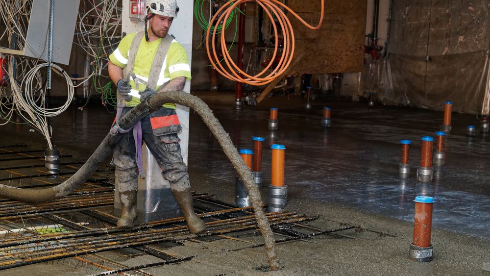 Diameteren på pumpeslangen bør være minst halvannen gang fiberlengden, heter det i veilederen. Det er heller ikke tilfeldig hvordan slanges føres, rådene kommer nå fra betongforeningen.