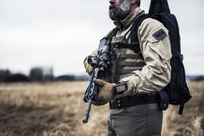 Bilde av militær mann med våpen, med Vorn Defence sitt patenterte våpenbæresystem