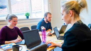 Lærerne Mari Sveen (f.v), David Eika og Maren Sommerhill forbereder hjemmeundervisning for elevene på Bygdøy skole