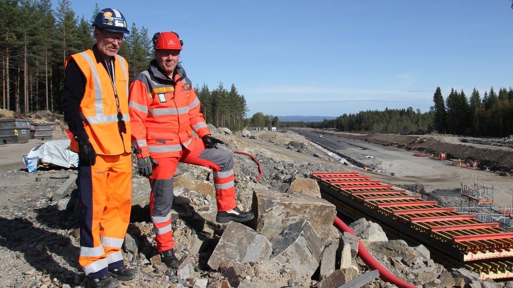 Skanskas prosjektdirektør Ketil Sand (tv.) og Vegvesenets prosjektleder Taale Stensbye ved den nye traseen. Bildet er tatt høsten 2019.