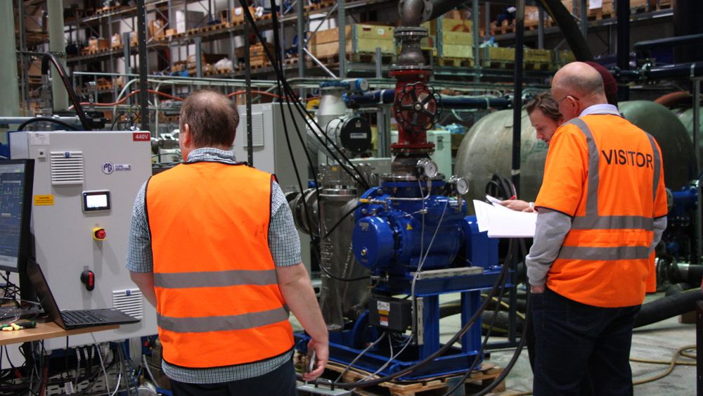 Industrien er avhengig av underleverandører for å opprett holde produksjonen og at kunder ikke utsetter eller avbestiller.