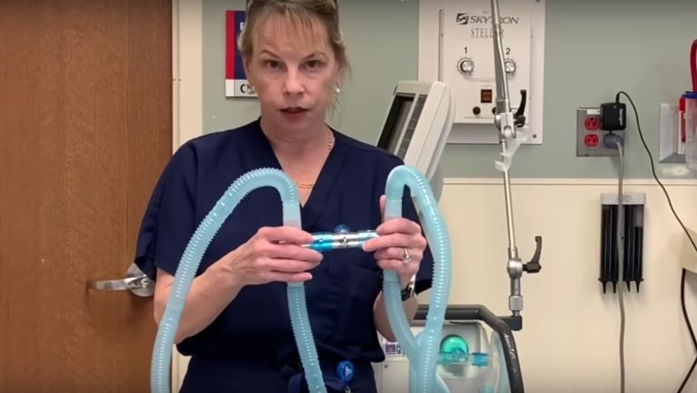 Charlene Babcock har delt opp luftforsyningen fra en respirator for å kunne ha flere pasienter koblet opp til samme maskin.