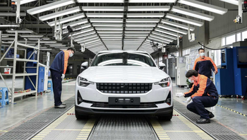 Kina dominerer elbilmarkedet. Bildet viser den kinesiskproduserte Polestar 2.