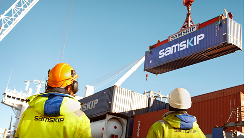 Container løftes om bord på et containerskip fra rederiet  Samskip. 