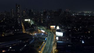 Bildet viser nær folketomme gater i Mumbai natt til onsdag, da portforbudet trådte i kraft.