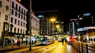 Nattbilde fra Jernbanetorget i Oslo sentrum.
