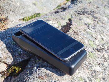 Batteriet kan lade en mobiltelefon fire til seks ganger på én opplading.