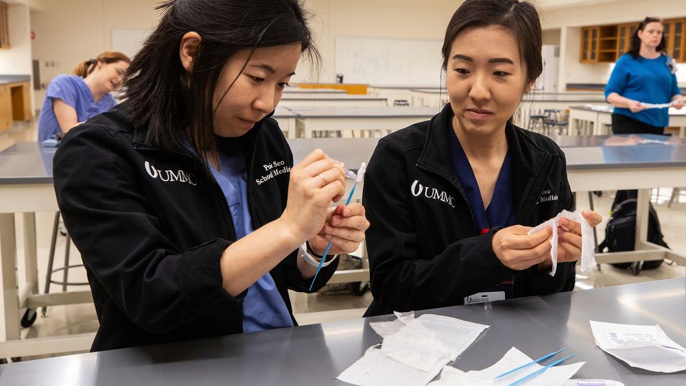 Medisinstudentene Praise og Aram Seo i Mississippi, USA, er blant frivillige som deltar for å få ut virustester til befolkningen. Samtidig pågår et forrykende forskerkappløp om å løse koronagåten.