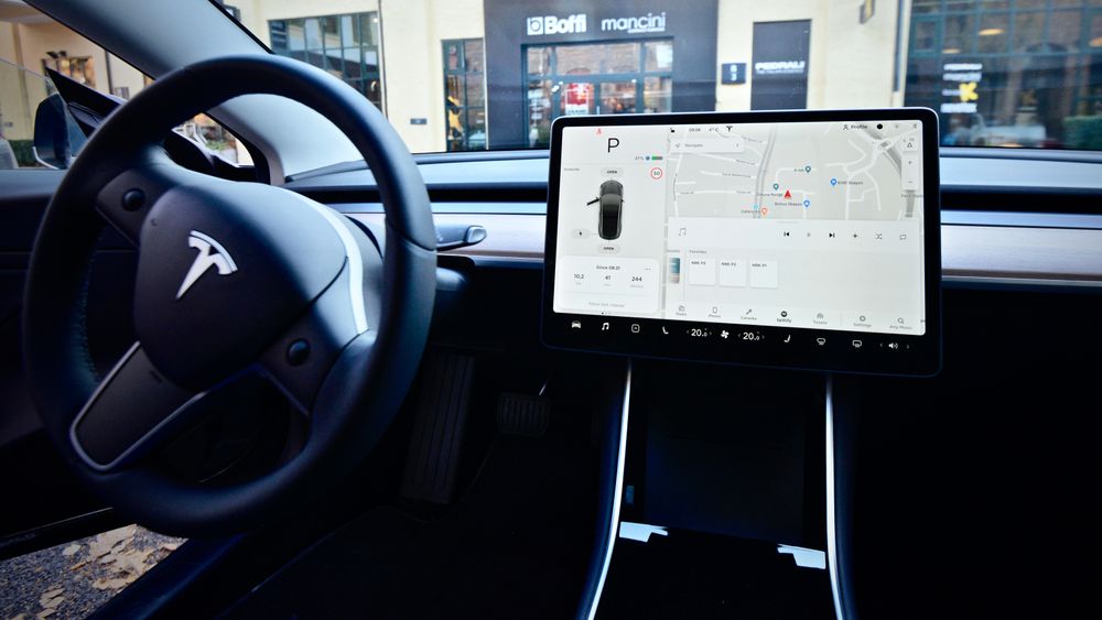En ny studie fra England viser at reaksjonsevnen svekkes mer av infotainment-systemer i bil enn av å kjøre i ruspåvirket tilstand.