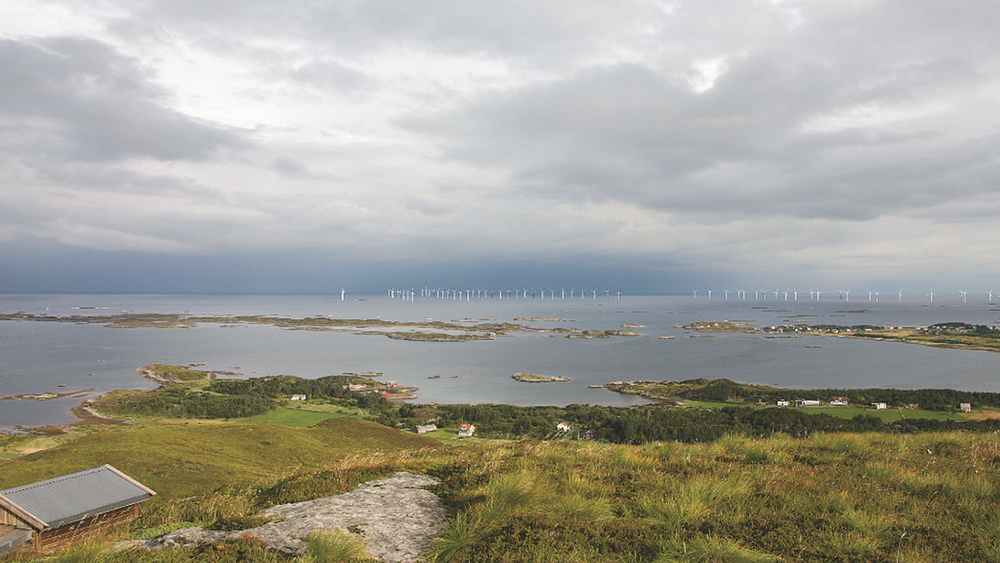 Bunnfast havvind kan gi 1 TWh ny kraft i Møre og Romsdal. Nærmeste vindturbin vil ligge cirka seks kilometer fra bebyggelsen på Harøya og Finnøya i Sandøy kommune.