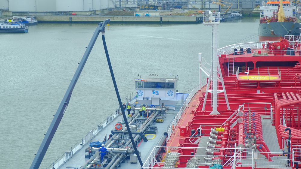 Her bunkrer Stena Immortal 250 tonn biodrivstoff, produsert fra brukt steke- og frityrolje. levert av Goodfuels i Nederland.
