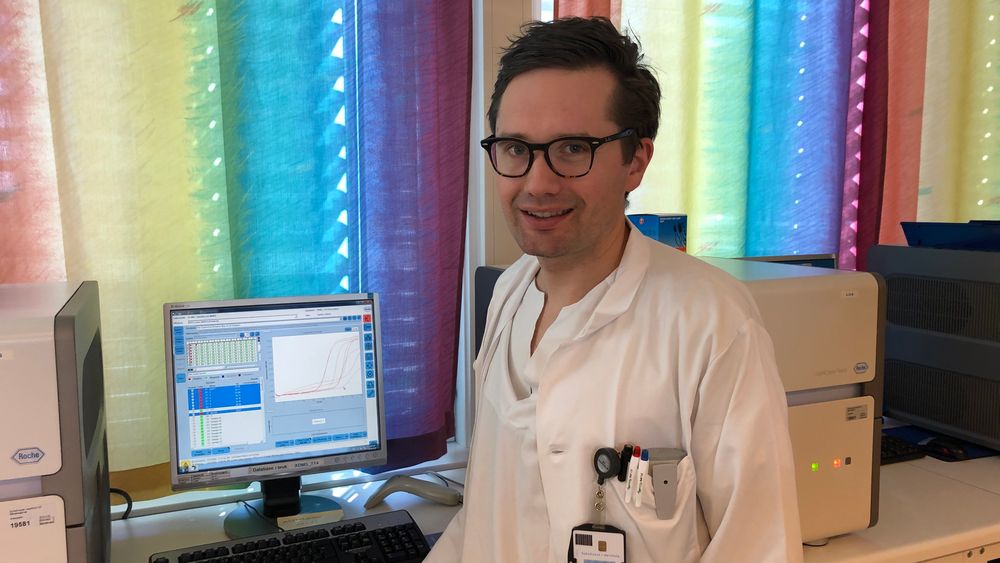 Tore Taksdal Stubhaug er overlege ved mikrobiologisk avdeling på Sykehuset i Vestfold. På grunn av kritisk mangel på reagenser må han be legene om å begrense antall avføringsprøver. Det angår testing av vanlige sykdommer som noro- og rotavirus, og parasitter som giardia.