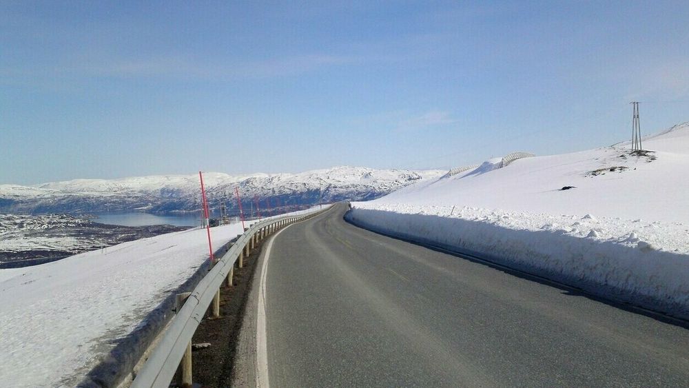 Slik kan E6 over Kvænangsfjellet se ut en aprildag. Men vinteren kan også være svært tøff, og veien har vært stengt på grunn av mye snø og stor skredfare.