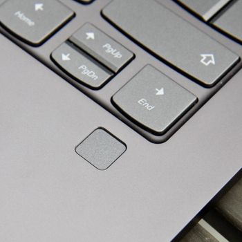 Fingeravtrykksleseren gjør det kjapt og enkelt å logge inn på PC-en.