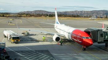 En Norwegian Boeing 737-8JP-maskin under tanking ved Bergen lufthavn, Flesland.