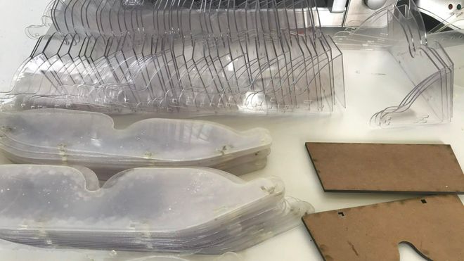 Ingeniørstudentene ville være med på dugnaden: Designet og produserte smittevernbriller – og ga dem til kommunen
