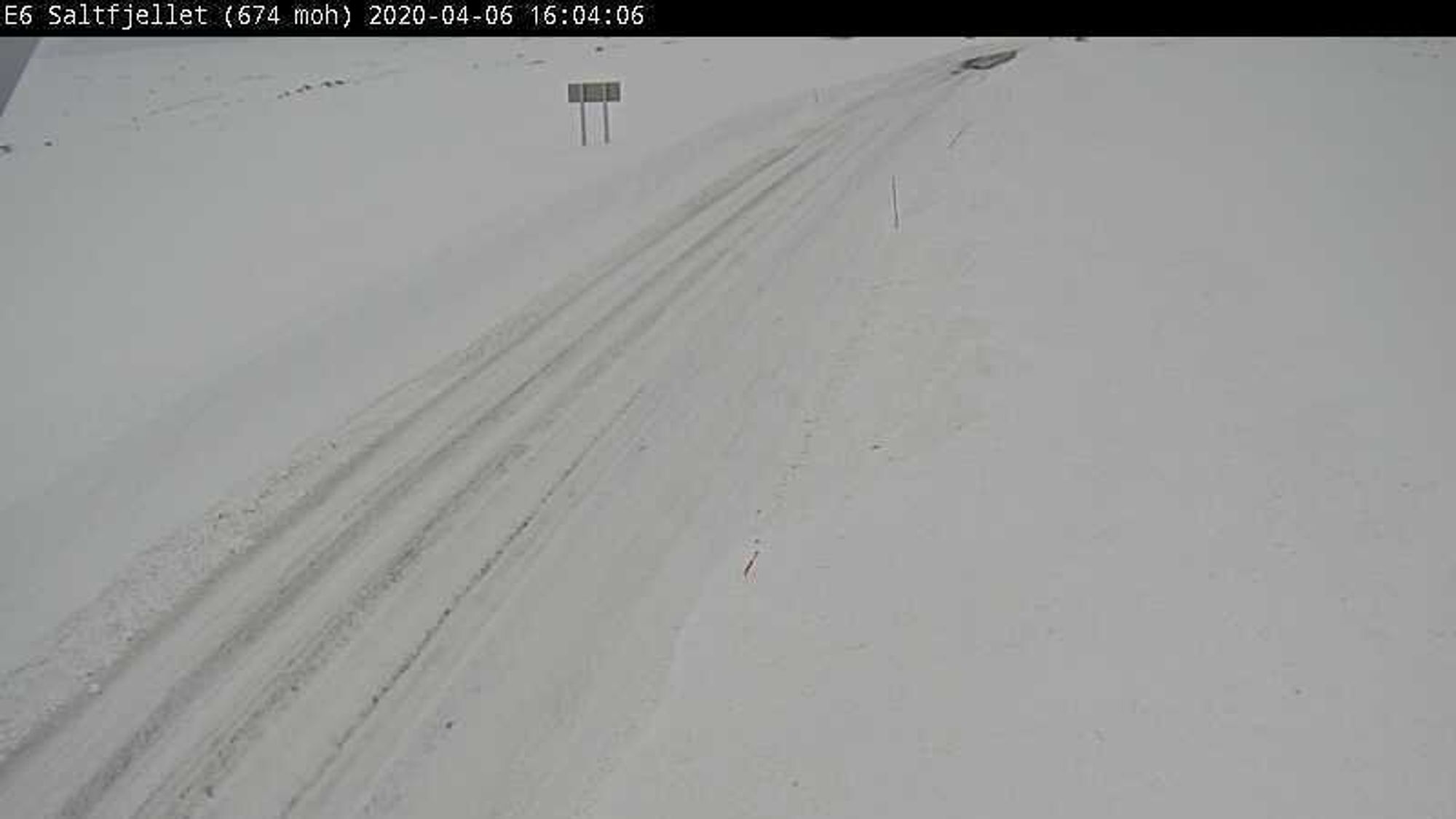 Slik så det ut ved Vegvesenets webkamera på Saltfjellet mandag. Her har veien vært stengt 76 ganger hittil i vinter. Den gamle rekorden er 49.