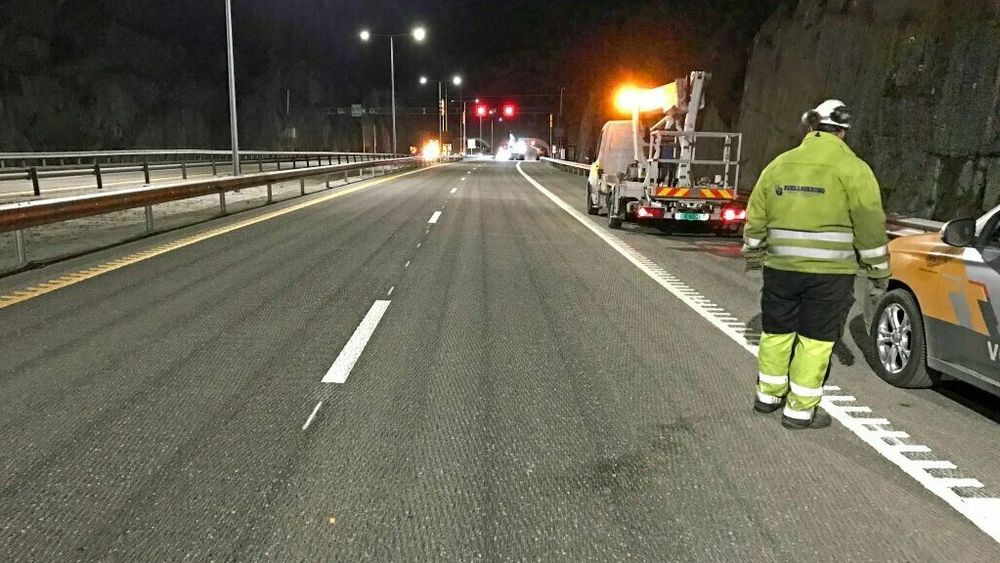I sørgående felt på E18 ved Bommestad er containere, anleggsmaskiner og stein fjernet. Larvikstunnelen kan skimtes i bakgrunnen.