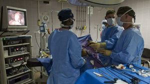 /2557/2557840/1280px-us_navy_081117-n-7526r-568_cmdr._thomas_nelson_and_lt._robert_roadfuss_discuss_proper_procedures_while_performing_a_laparoscopic_cholecystectomy_surgery.300x169.jpg