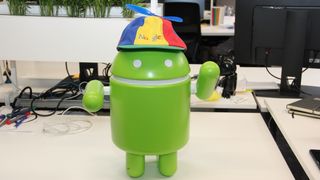 Android-figur med Noogle-cap.
