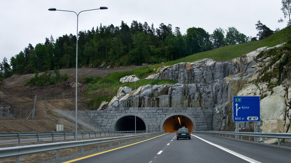 Vestre portal av Paulertunnelen sør for Larvik.