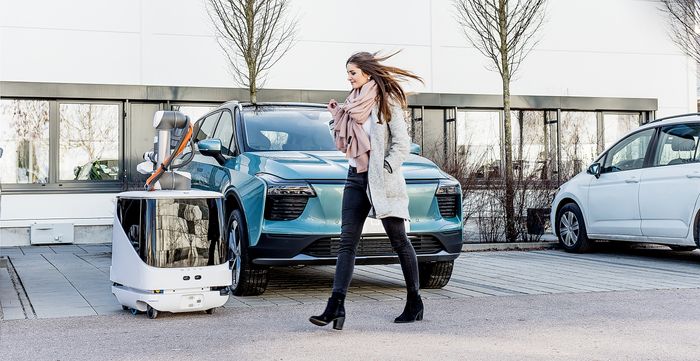 Roboten oppsøker bilen, og setter den til lading. Når den er ferdig går den tilbake til en dokkingstasjon.