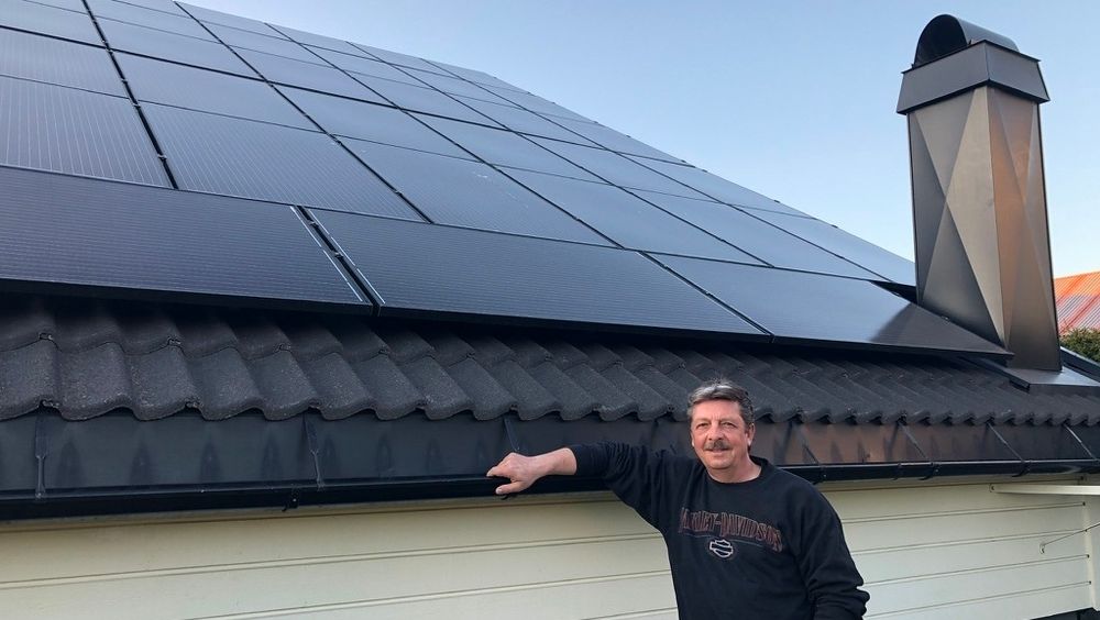 Slik har strømproduksjonenpå taket til Knut Loddengaard vært siden han installerte solcellepanelene i oktober. – Panelene har en makseffekt på 14,4 KW, men nå produserer vi 103 prosent, sier Loddengaard.