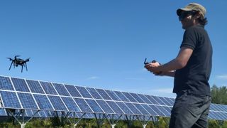 Intelligente droner finner feil i store solcelleparker