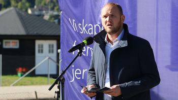 Samferdselsminister Jon Georg Dale snakker om togsatsingen på åpningsarrangementet for Farriseidet - Porsgrunn.