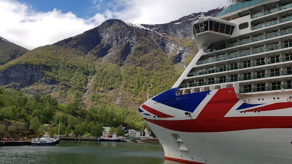 P&O-skipet Britannia i Flåm. Stortinget vil forby slike skip å seile inn verdensarvfjordene fra 2026.