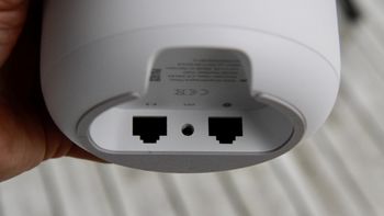 Hovedenheten har to Ethernet-kontakter. De øvrige enhetene har ingen fysiske tilkoblingsmuligheter utover strømkontakten.