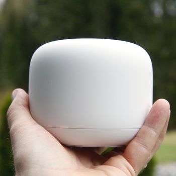 Google Nest Wifi-enhetene er små, og har en fin design som gjør at det er lett å plassere enhetene rundt i huset.