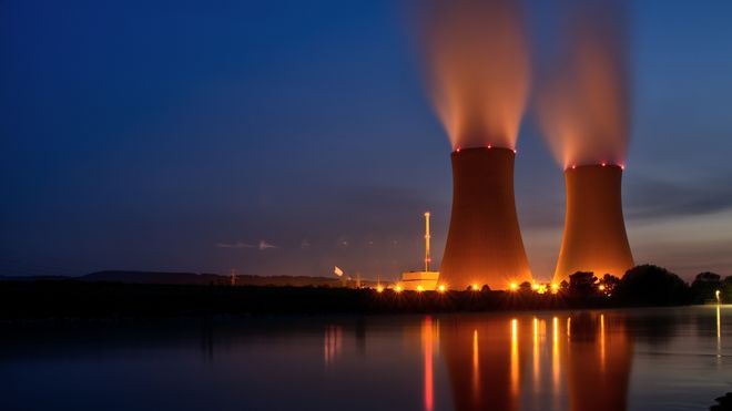 Det er et paradoks i diskusjonen om utfasing av fossilt at, for hvert kjernekraftverk som stenges ned, må store areal tas i bruk for å erstatte den tapte energien med fornybart, mener kronikkforfatteren