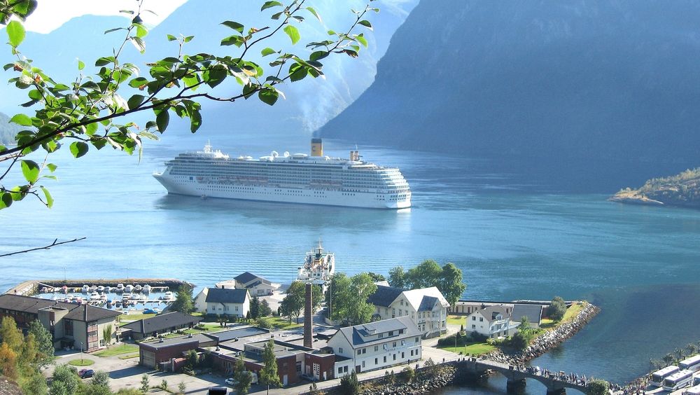Et cruiseskip fra Costa Cruises utenfor Hellesylt i Geirangerfjorden. I 2026 kan det være slutt på så store skip i fjordene på UNESCOs verdensarvliste.