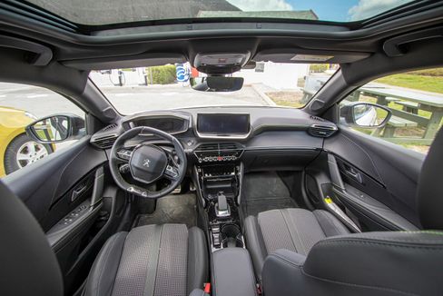 Peugeot e-208.