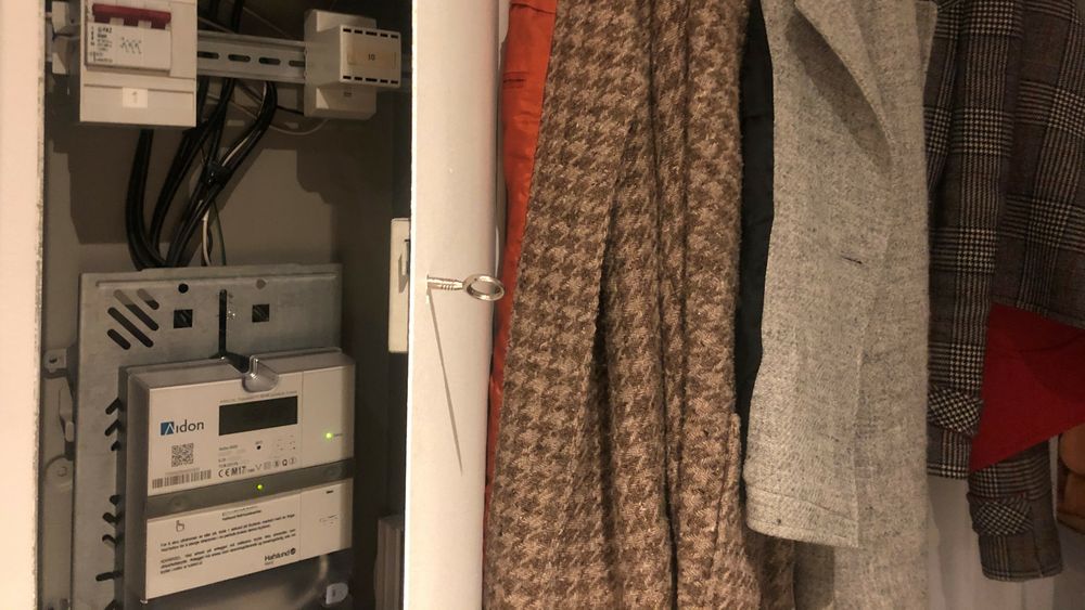 De aller fleste nordmenn har nå fått digital strømmåler. Men 40.000 vil eller må fortsatt lese av strømmen manuelt. NVE foreslår at disse skal betale et årlig gebyr for den tjenesten.